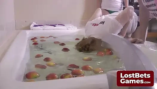 Elmalar için klasik bir striptiz ördeği baştan çıkarıcı bir meydan okumaya dönüşüyor