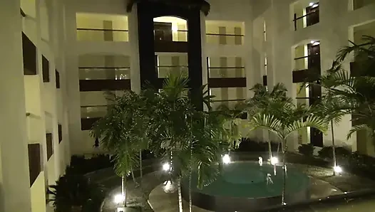 Olgun esmer orta yaşlı seksi kadın buharlı duşta sikiliyor