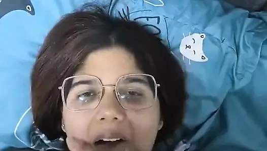 Yüzünü ve ağzını sütle dolduran canlı