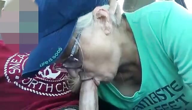 Orta yaşlı seksi kadın yarak emiyor derlemesi!