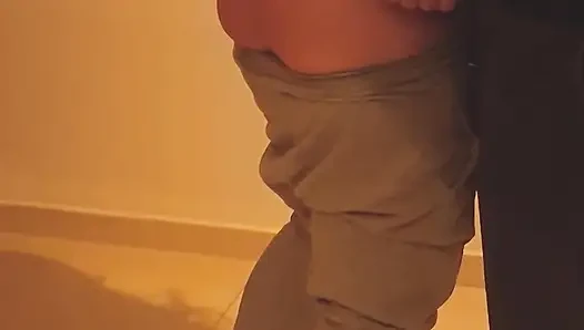 Maskeli ateşli evli kadın arkadaşına söz verdiği sakso ve meme sikişi veriyor