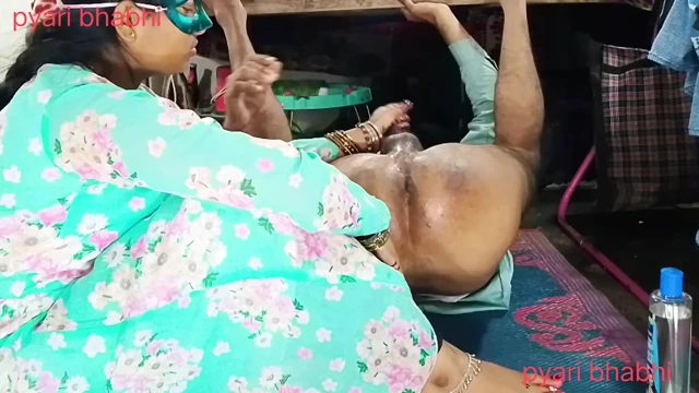 Dildoyu kocamın götüne sokuyorum, parmağımı götüme sokuyorum ve götüme bira şişesi sokuyorum