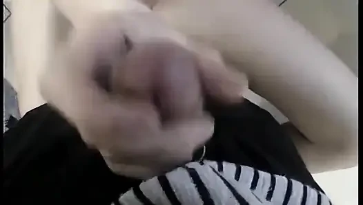 Sarışın bebek patlayıcı orgazm için parmaklarken süt fışkırtıyor