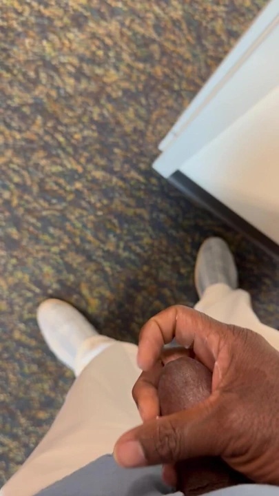 Boşal beni ofisimde gör. Senin için acil bir işim var.