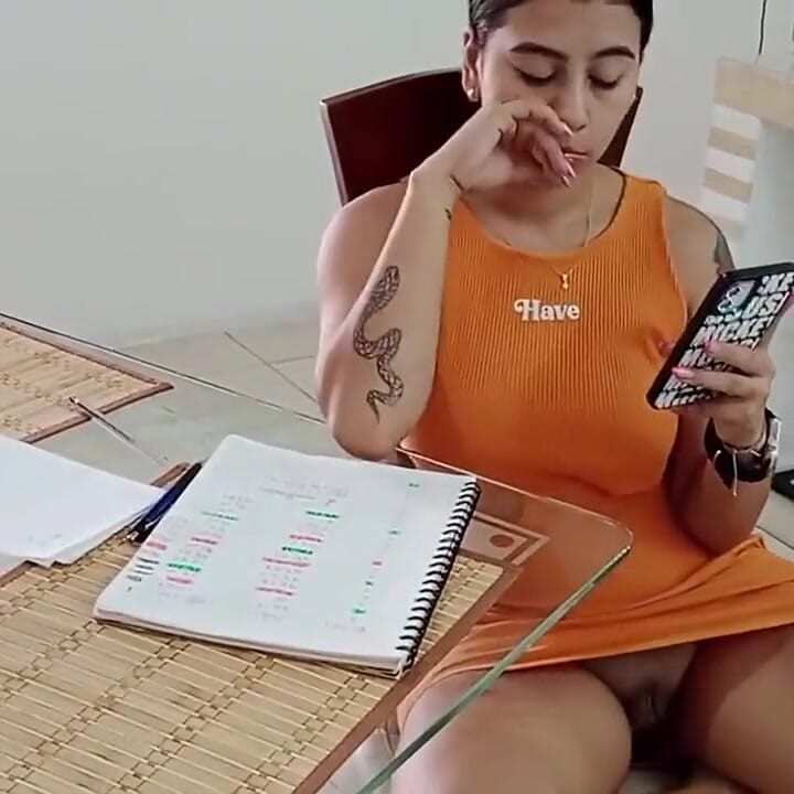 Mastürbasyon yaparken kendimi kaydediyorum! Üvey annem neredeyse beni keşfediyor