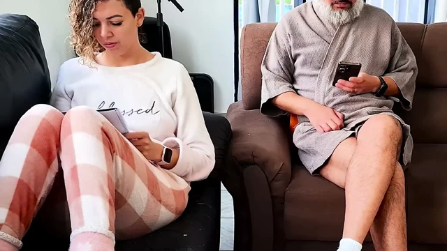 Üvey kızının yanında riskli mastürbasyon, ama o yardım etti.