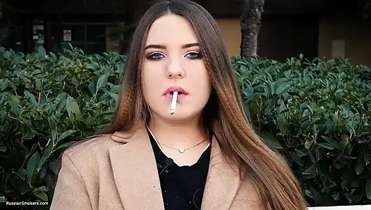 Rus kız öğle tatilini arka arkaya 3 kez sigara içerek geçiriyor