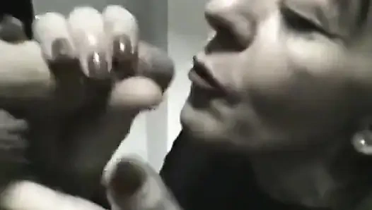 Olgun sürtük park yerinde yarak emiyor