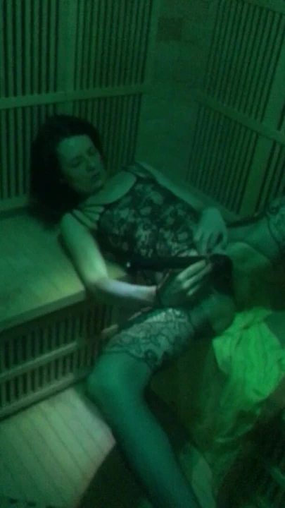 Sauna alırken izliyoruz