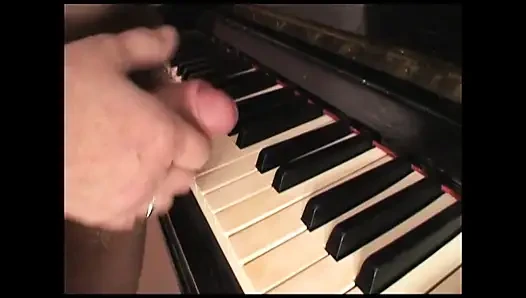 Çılgın yaşlı adam büyük memeli genç kaltaklarla sikişiyor!