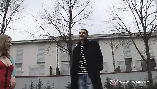 Beyaz iç çamaşırlı sarışın orta yaşlı seksi kadın dildoyla oynuyor ve sert sikişiyor