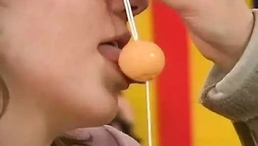 de jolie  jeune  cousine  s amusent au gode