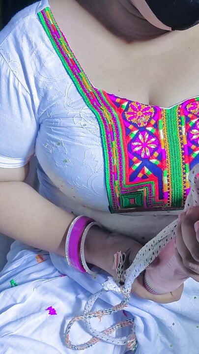 Beyaz elbise, Hintli desi üvey anne, azgın ruh hali, 9 inçlik dildo amcık suyun içinde dışarı ve havalı vücut Hintçe edepsiz konuşma shrutilivecum
