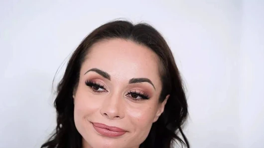 Şehvetli Büyük Memeli MILF, Komşuyla Anlaşma Yapıyor ve Mükemmel Poposunu Siktiriyor