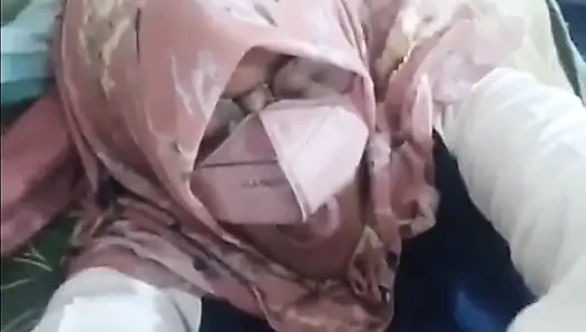Endonezyalı tesettürlü kız viral oluyor. Stepaunt Riani ile oral seks