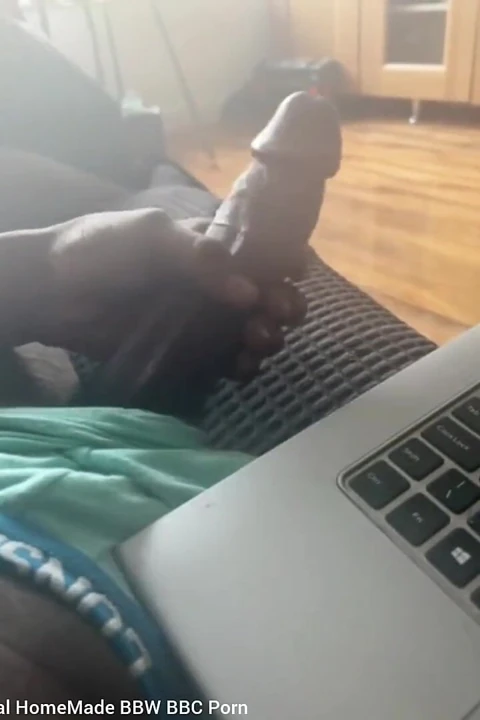 Büyük siyah yarağımı okşuyor porno izliyorum