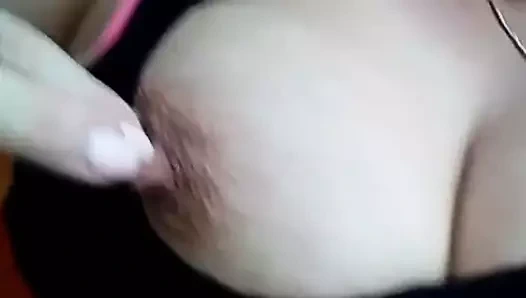 olgun meme uçlarını gösterir