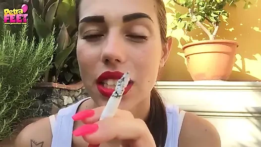 Çarpıcı esmer için nikotin dozu