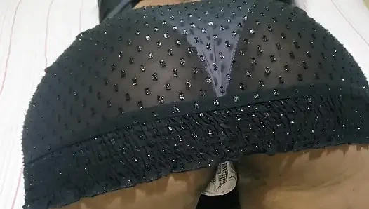 Ateşli esmer minyon kız sıkı amcığını göstermek için külotlu ateşli bir elbise içinde