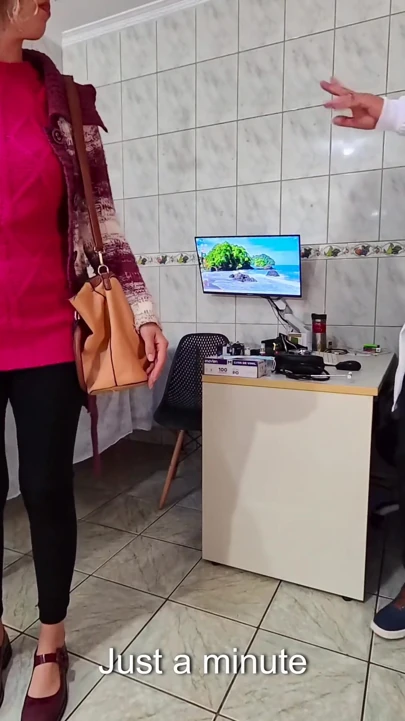 İçinde sperm tutmak için tıkaç ve anal seks sokmayı içeren anal muayene. | Klip 1
