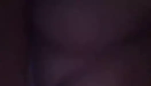 küçük esmer gösterir göt ve göğüsler