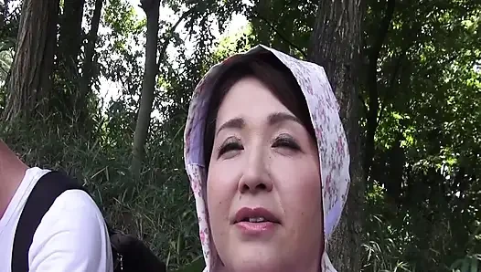 A123G07 Kırsal yaşamın hayal kırıklığından kaçmak için stimülasyon arayan av için başvuran olgun bir kadın ilk kez üçlü seks yapıyor ve doruğa çıkıyor!