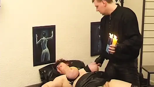 Tombul orta yaşlı seksi kadın ateşli ağda oyunu için bağlı