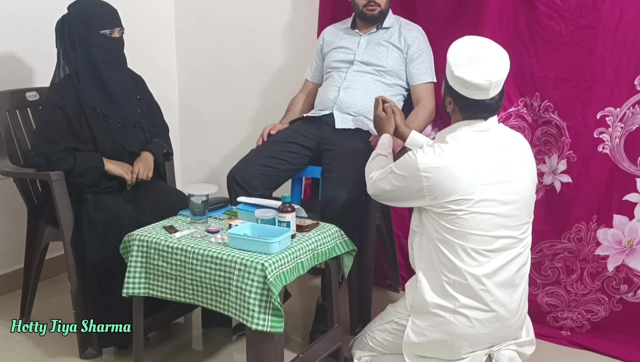 मुस्लिम महिलाओं को डॉक्टर द्वारा उसके पति के सामने चोदा गया क्योंकि वह गर्भवती नहीं हो सकती (तीन लोगों की चुदाई सेक्स)