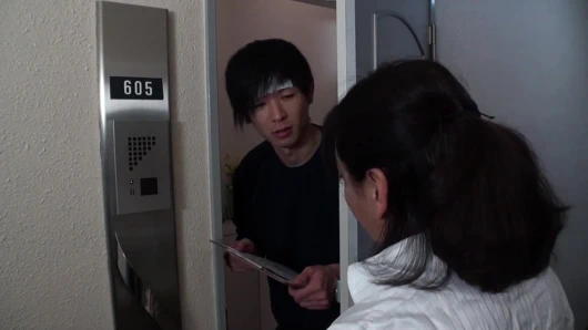 Ev hanımı evden uzakta, aşina bir penisle gerginliği azaltıyor bölüm 2