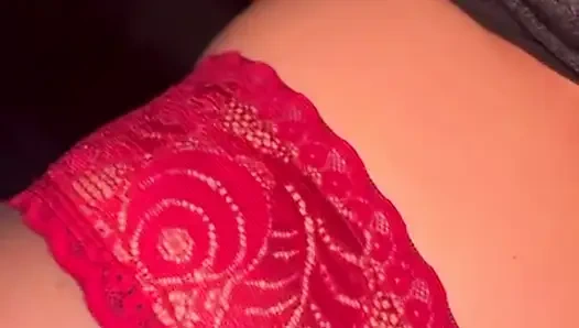 Amcığı parmaklıyor ve sikiyor