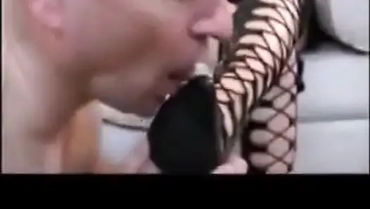 Bootslave kadınların siyah ve pembe çizmelerini temizlemeli!