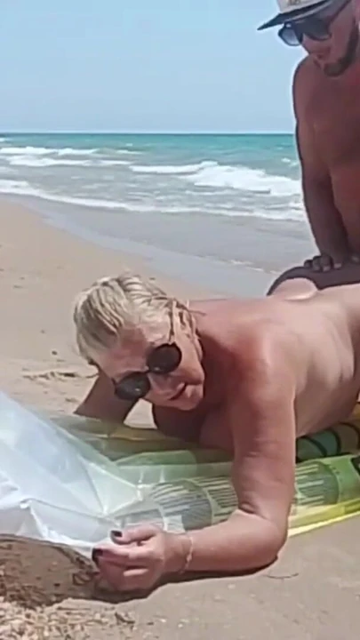 Незабываемый момент из "Снова трахаю мачеху на пляже"