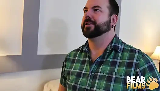 Bearfilms Aiden Storm ile Dean Gauge prezervatifsiz ve döllü