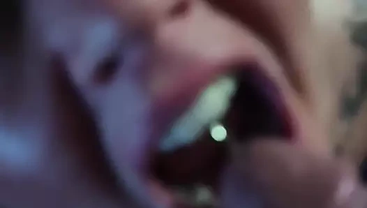 İlk videom sizin için döl yutuyor ve işiyor!