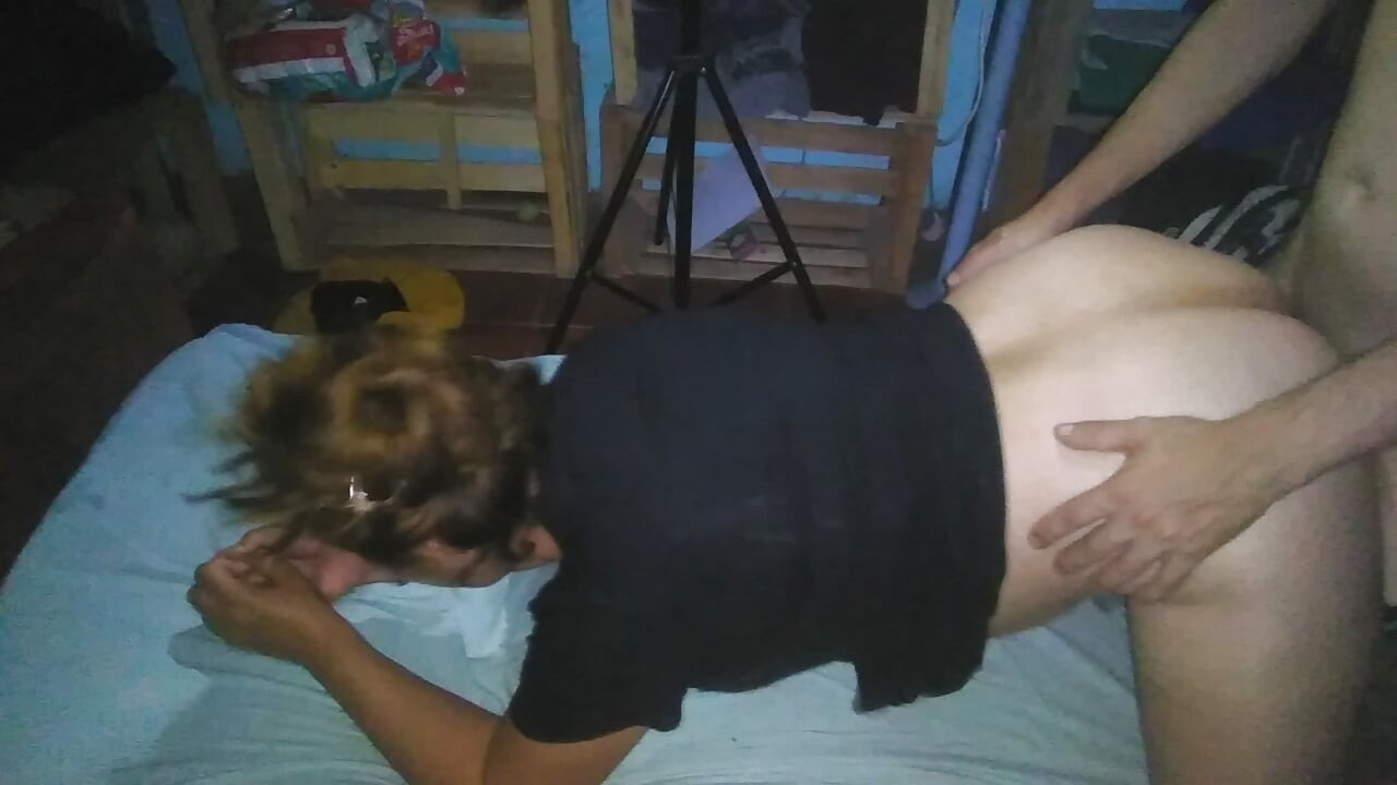 Kız arkadaşım kısa elbisesiyle yatağa gidiyor, beni emiyor ve seks yapıyoruz