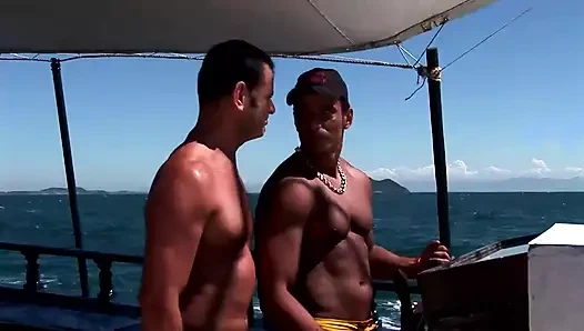 Tatilde üç anal lezbiyen Afrikalı sikişiyor anal dölünü parmaklıyor