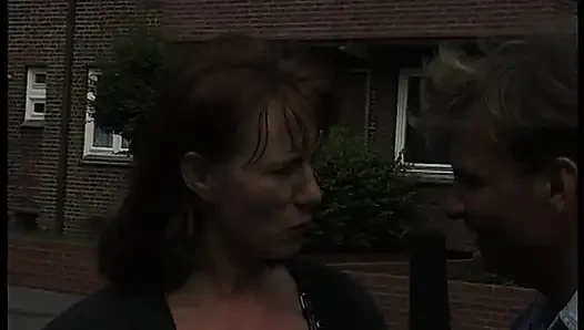 Sarışın orta yaşlı seksi kadın röportaj yapıyor