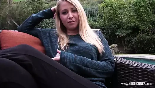 Azgın sarışın zevk sütununda sikiliyor