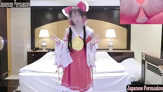 İnce aşağılayıcı tarzı giyimli kız cosplayer tekrar reimu tapınak kızı olarak sessiz cazibesini gösteriyor 2