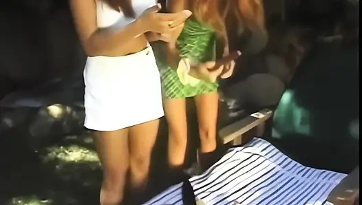 Ateşli sürtükler dildo ve takma yarakla çifte penetrasyondan hoşlanıyor