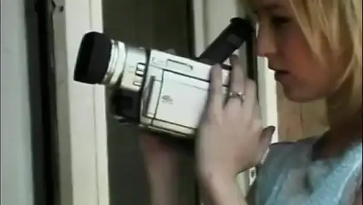 Güzel gençler büyük sert bir yarakla dudaklarından ve amlarından sikiliyor