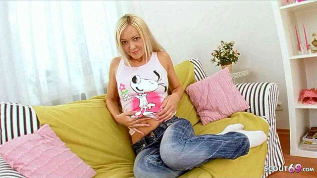 Büyük yaraklı erkek kardeş minyon üvey kız kardeşinin göt deliğiyle derin sikişiyor