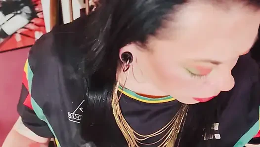 İngiliz tart Tina Snua Chain kibrit ışığı yanmış 2 Çin sigarası içiyor - sürüklenen sigara içen omi ome snap inhales