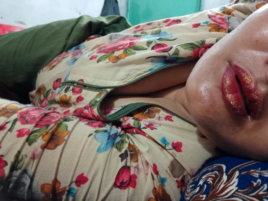 Üvey kız kardeşinin azgın ıslak amını ayakta sikerken baş aşağı görünüm