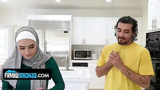 Tombul tesettürlü üvey anne Kitty Valance şanslı üvey oğlunu baştan çıkarıyor ve sikiyor
