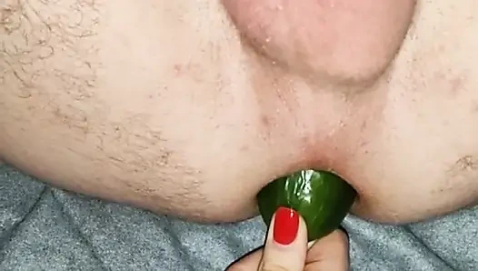 Karım salatalık götünü sikiyor