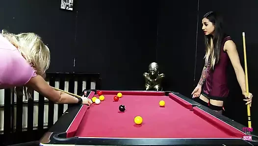 Sarışın küçük göğüslerini öperken bir polis dövmeli bir kızı arkadan sikiyor