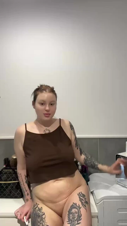 Utangaç değilsin, değil mi? OnlyFans'ta bana yazdığını kanıtla