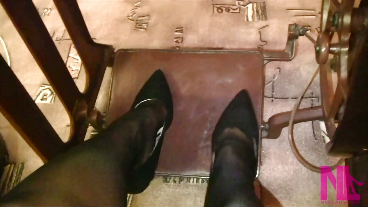 Vintage_sewing siyah külotlu çorap ve süet louboutins ile ninemin eski dikiş makinesinde