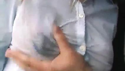 Tysingh - gömlek lezbiyenlerin altında sütlü meme uçları!